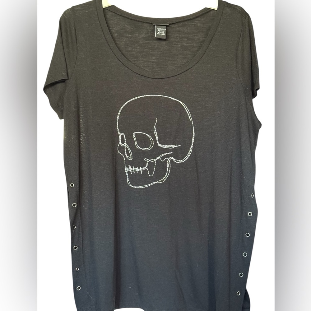 Torrid Women’s Black Skull Graphic Tee Size 1XL Great condition